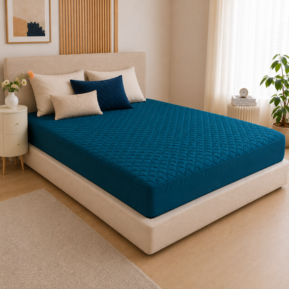 Protège-matelas 3D Premium coloris Vert Foncé bleu canard sur un grand lit double — PurSommeil